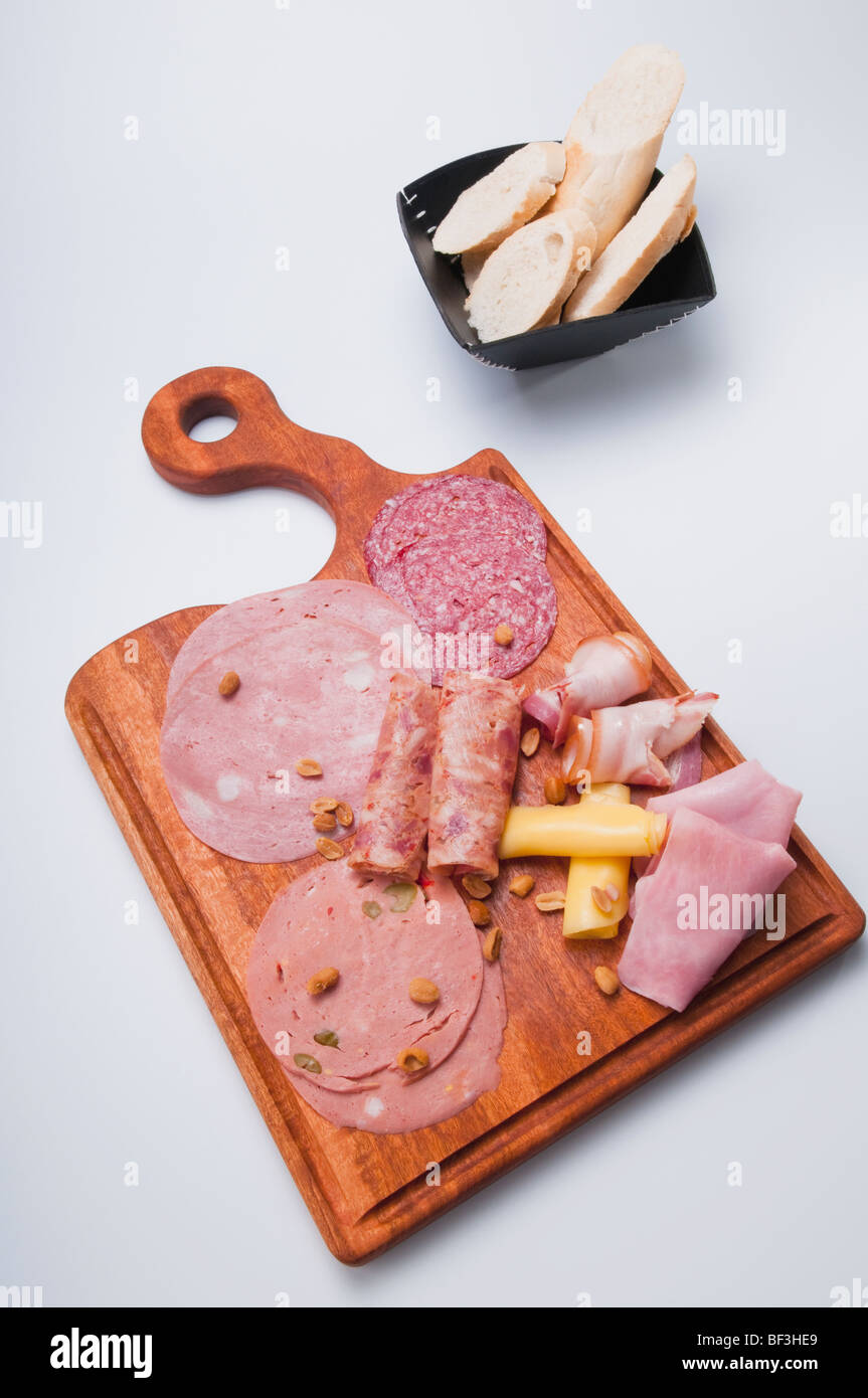 Portrait d'un assortiment de charcuterie et de fromage sur un plat Banque D'Images