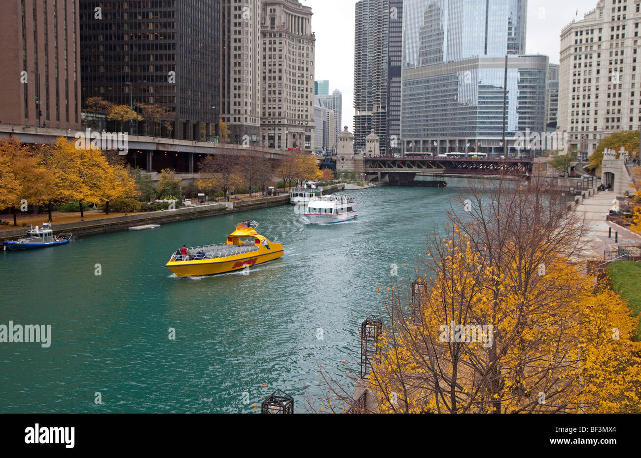 Chicago, Illinois - bateaux d'excursion sur la rivière Chicago. Banque D'Images