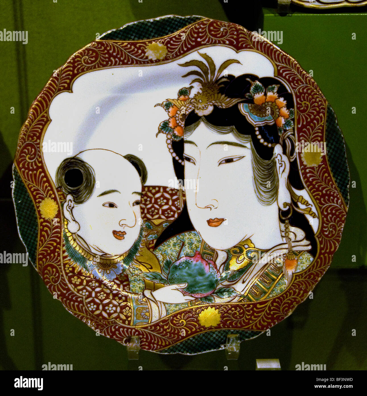 Les femmes en porcelaine Satsuma bébé 19 ème C Japon Banque D'Images