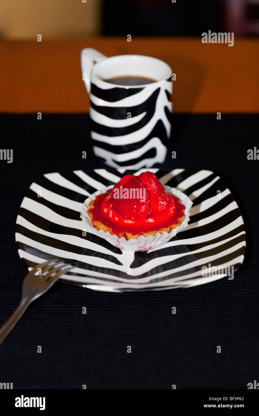 Close-up d'une tarte aux fraises et une tasse de café Banque D'Images