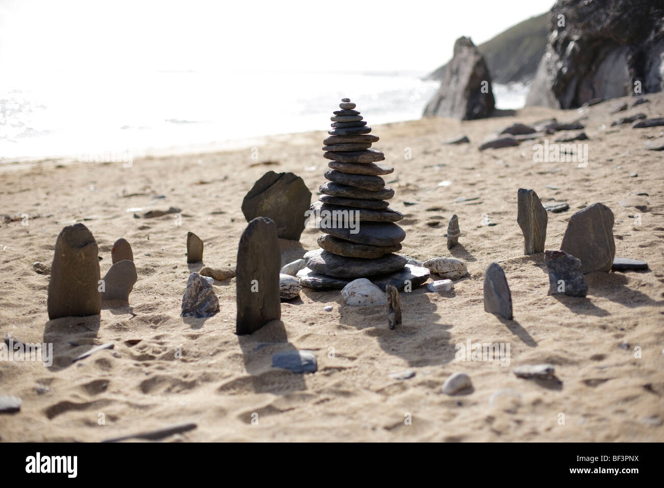 Un anneau de pierres sur Porthbeor beach à Cornwall Banque D'Images