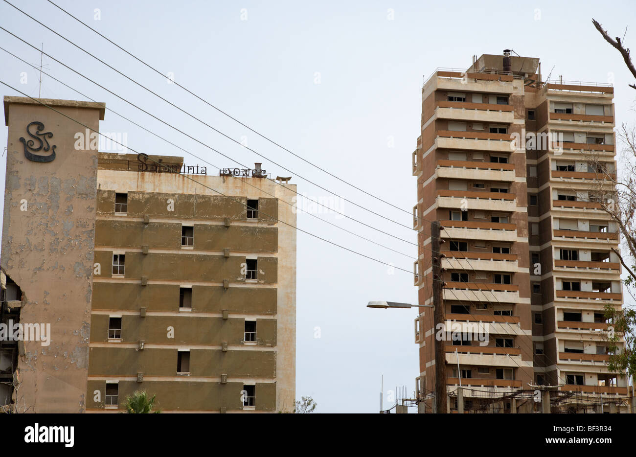 Varosha zone interdite avec salaminia tower hotel abandonné en 1974 en raison de l'invasion turque famagusta Banque D'Images