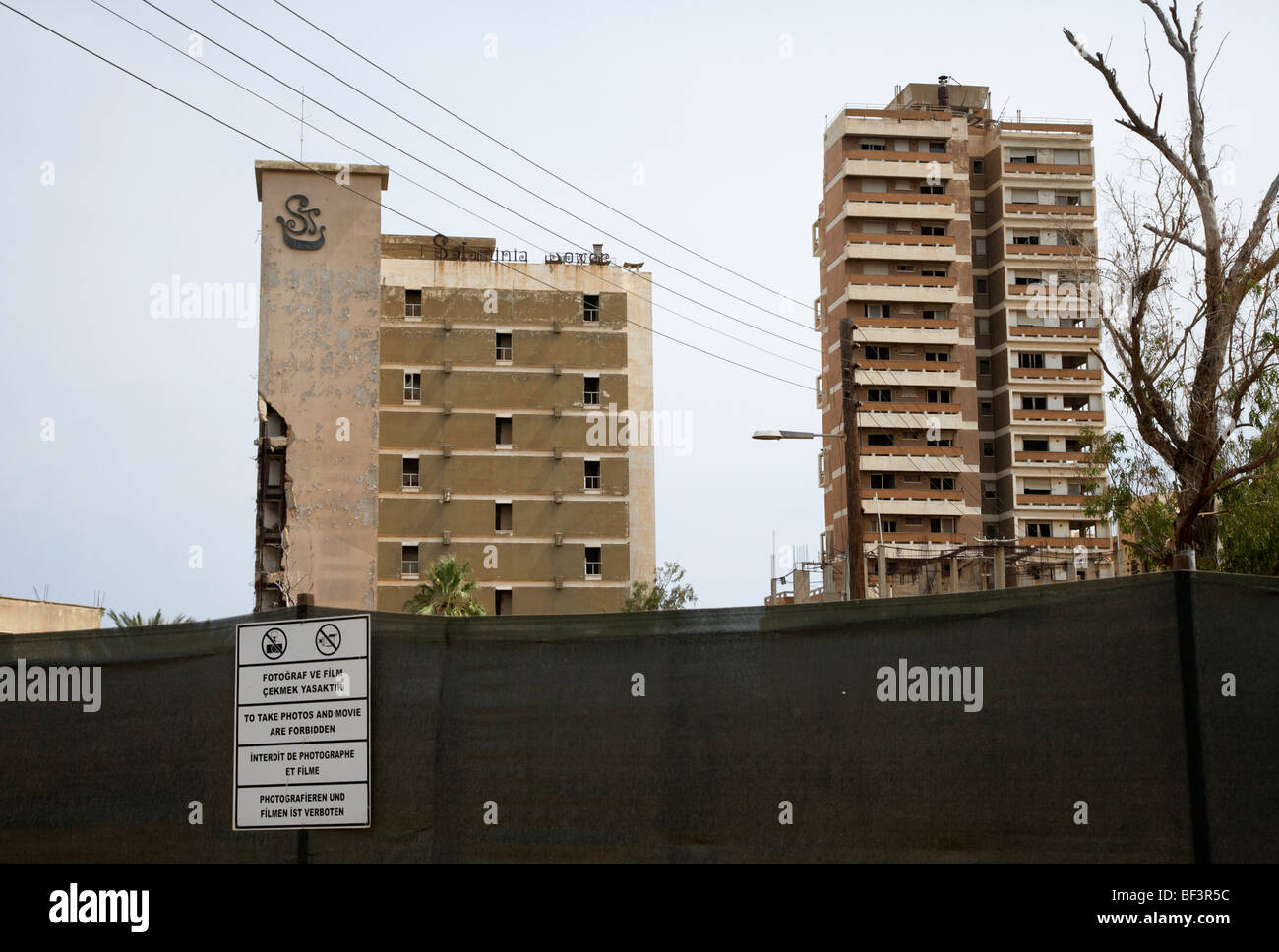 Aucune photographie signes à varosha zone interdite avec salaminia tower hotel abandonné en 1974 Banque D'Images