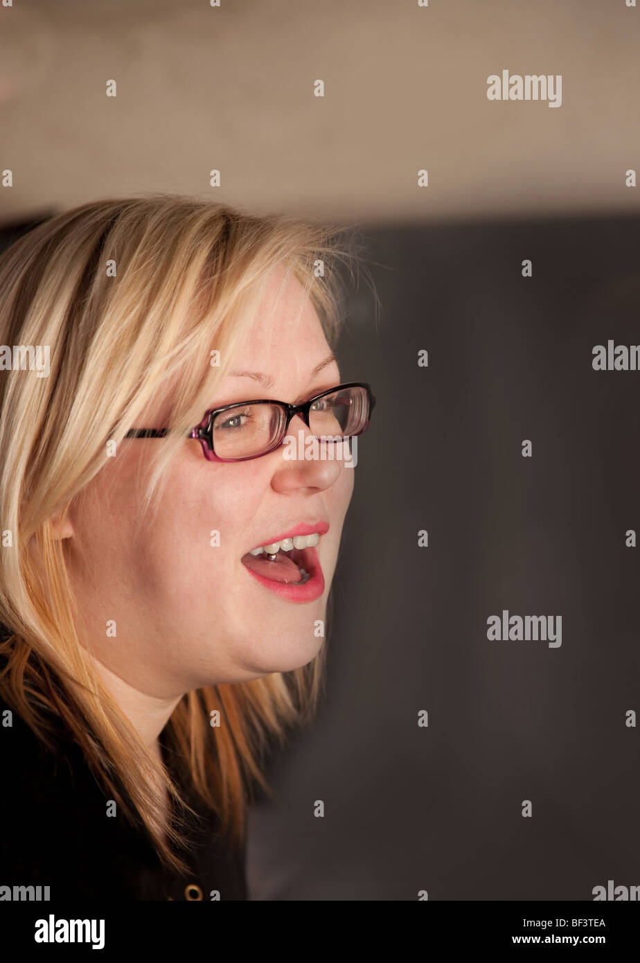 Portrait de jeune fille blonde avec des lunettes Banque D'Images
