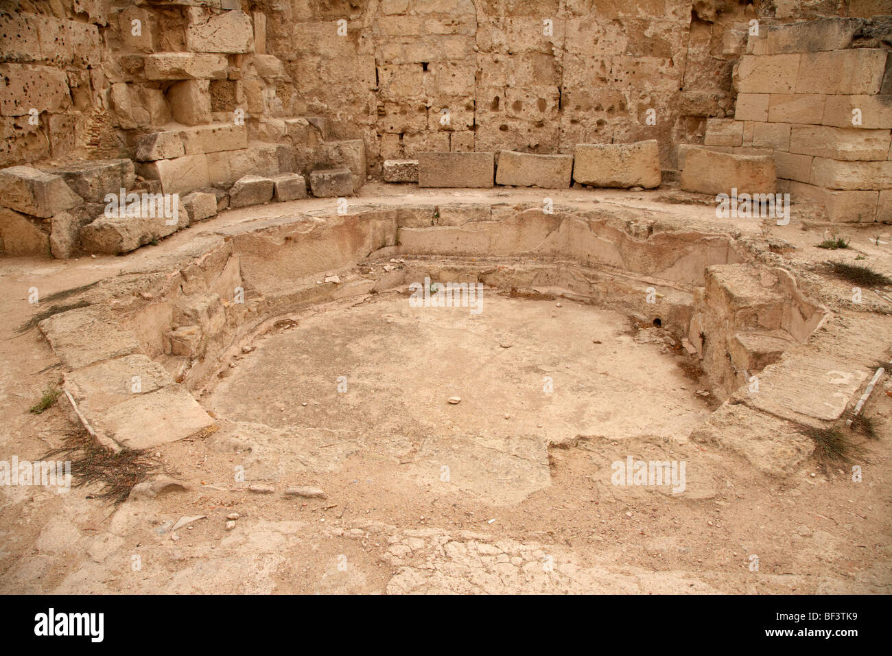 Frigidarium octogonale bain froid dans le gymnase et les bains dans l'ancien site de l'ancienne villa romaine salamine famagusta Banque D'Images