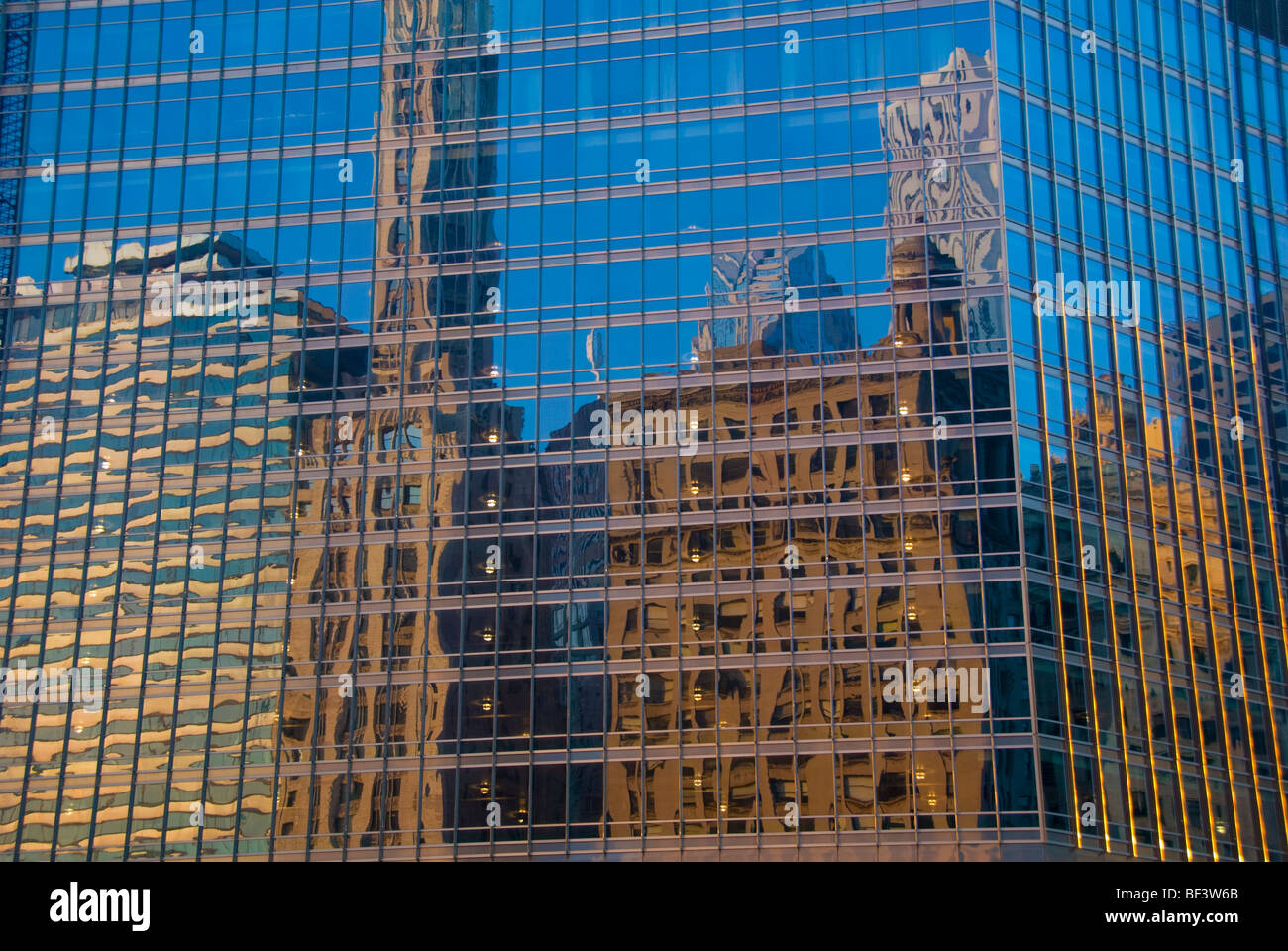 Centre-ville building reflections à Chicago, Illinois, USA Banque D'Images