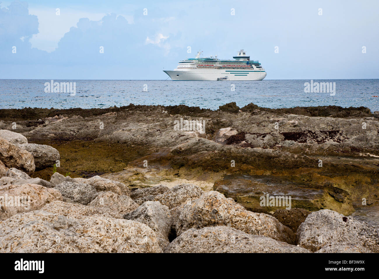 Coco Cay, Bahamas - Août 2008 - Royal Caribbean Cruise ship Sovereign of the Seas amarré au large de la côte rocheuse de Coco Cay Banque D'Images