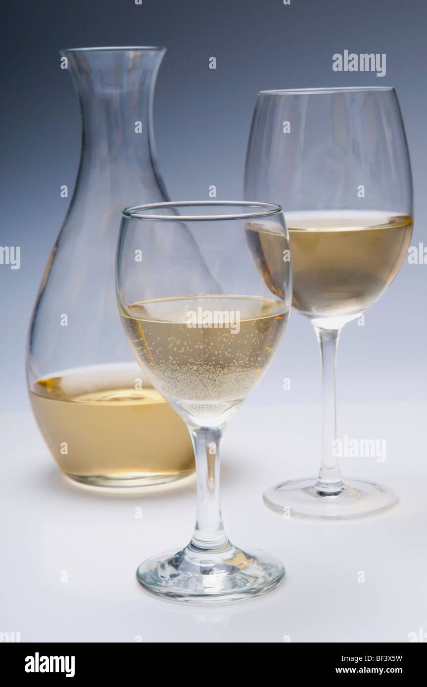 Close-up de deux verres de vin blanc avec une cruche Banque D'Images