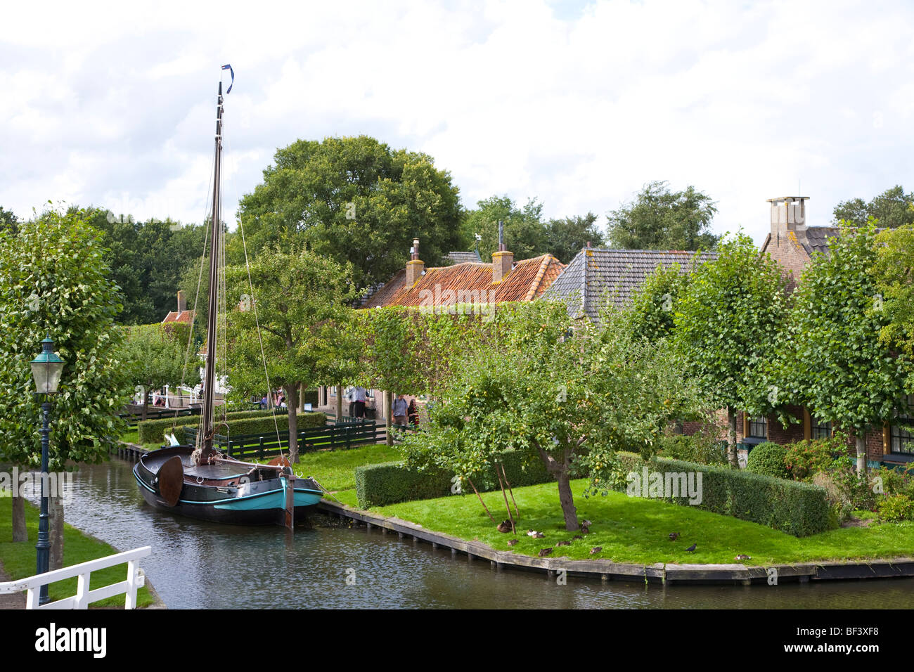 Bateau de pêche traditionnel dans canal Zuiderzeemuseum Enkhuizen Pays-Bas Banque D'Images
