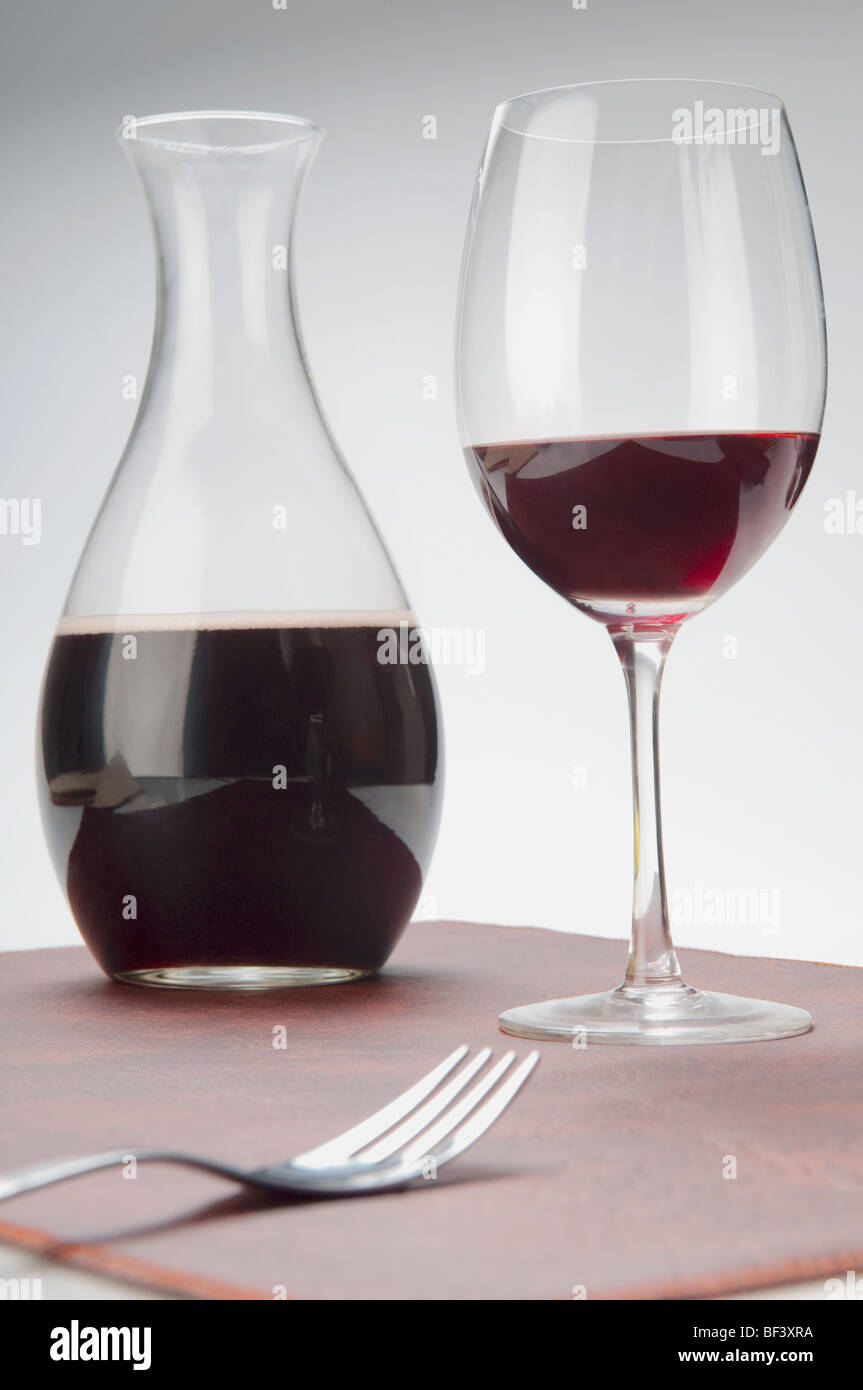 Close-up d'un verre de vin rouge avec une cruche Banque D'Images