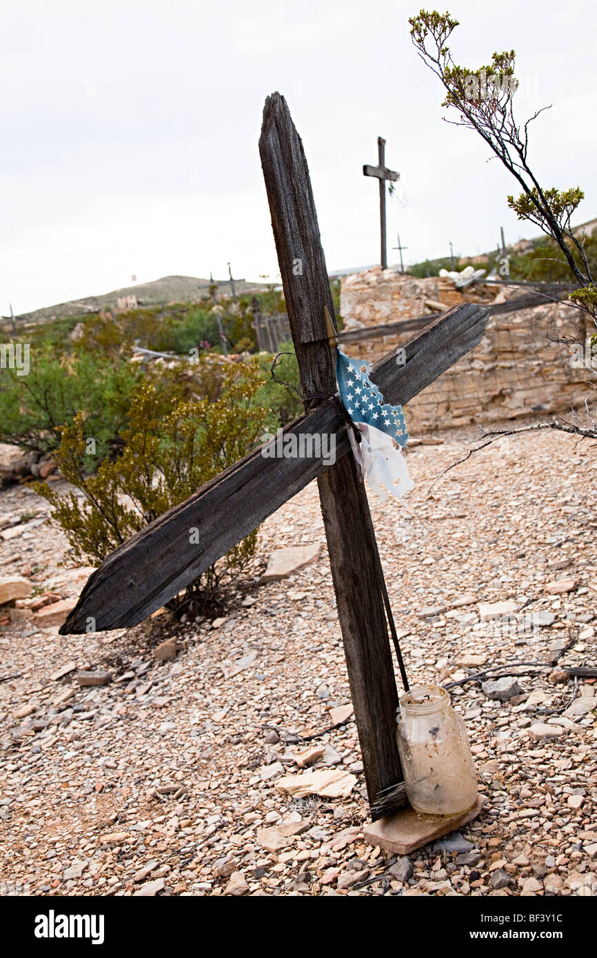 Croix de bois sur les tombes du cimetière en lambeaux avec reste de Terlingua drapeau Texas USA Banque D'Images