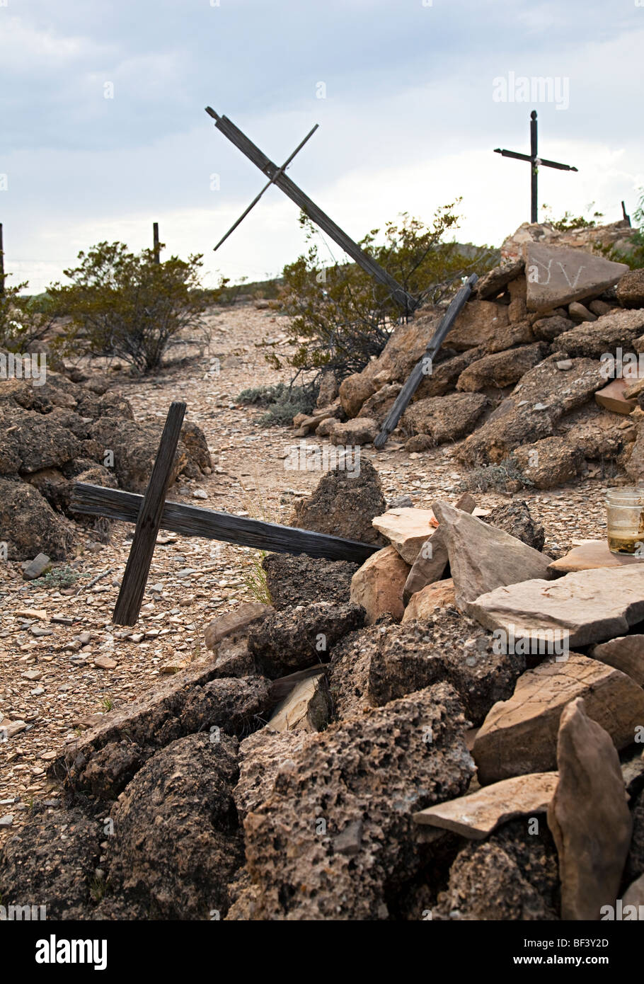Croix de bois sur les tombes du cimetière de Terlingua Texas USA Banque D'Images