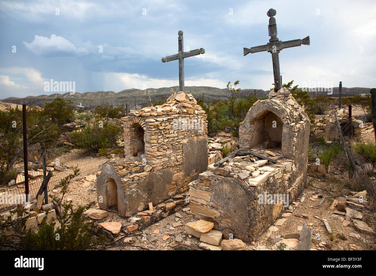 Croix de bois sur les tombes du cimetière de Terlingua Texas USA Banque D'Images