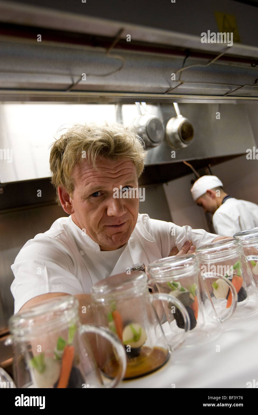 Gordon Ramsay, chef, à son restaurant à l'hôtel Conrad, Tokyo, Japon. Dimanche, 20 avril 2008. Banque D'Images
