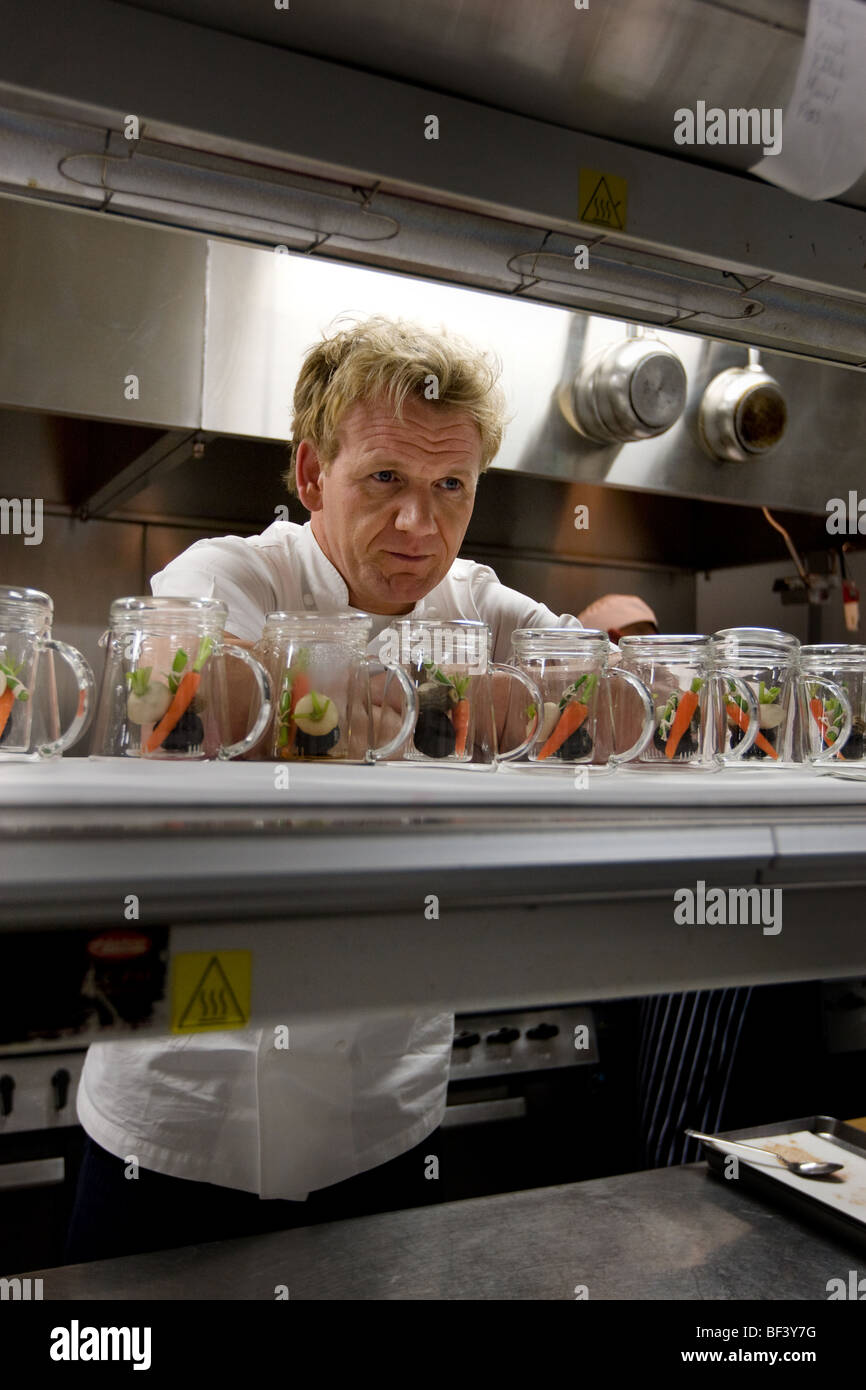 Gordon Ramsay, chef, à son restaurant à l'hôtel Conrad, Tokyo, Japon. Dimanche, 20 avril 2008. Banque D'Images