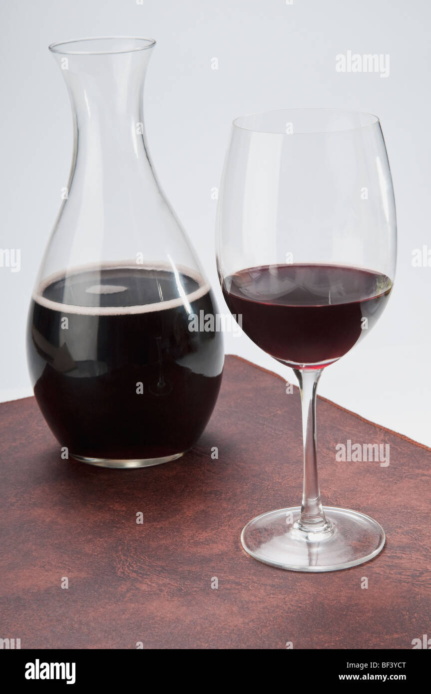 Close-up d'un verre de vin rouge avec une cruche Banque D'Images