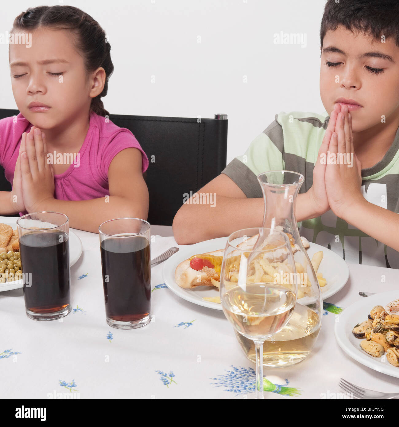Garçon et sa sœur prière avant le déjeuner Banque D'Images