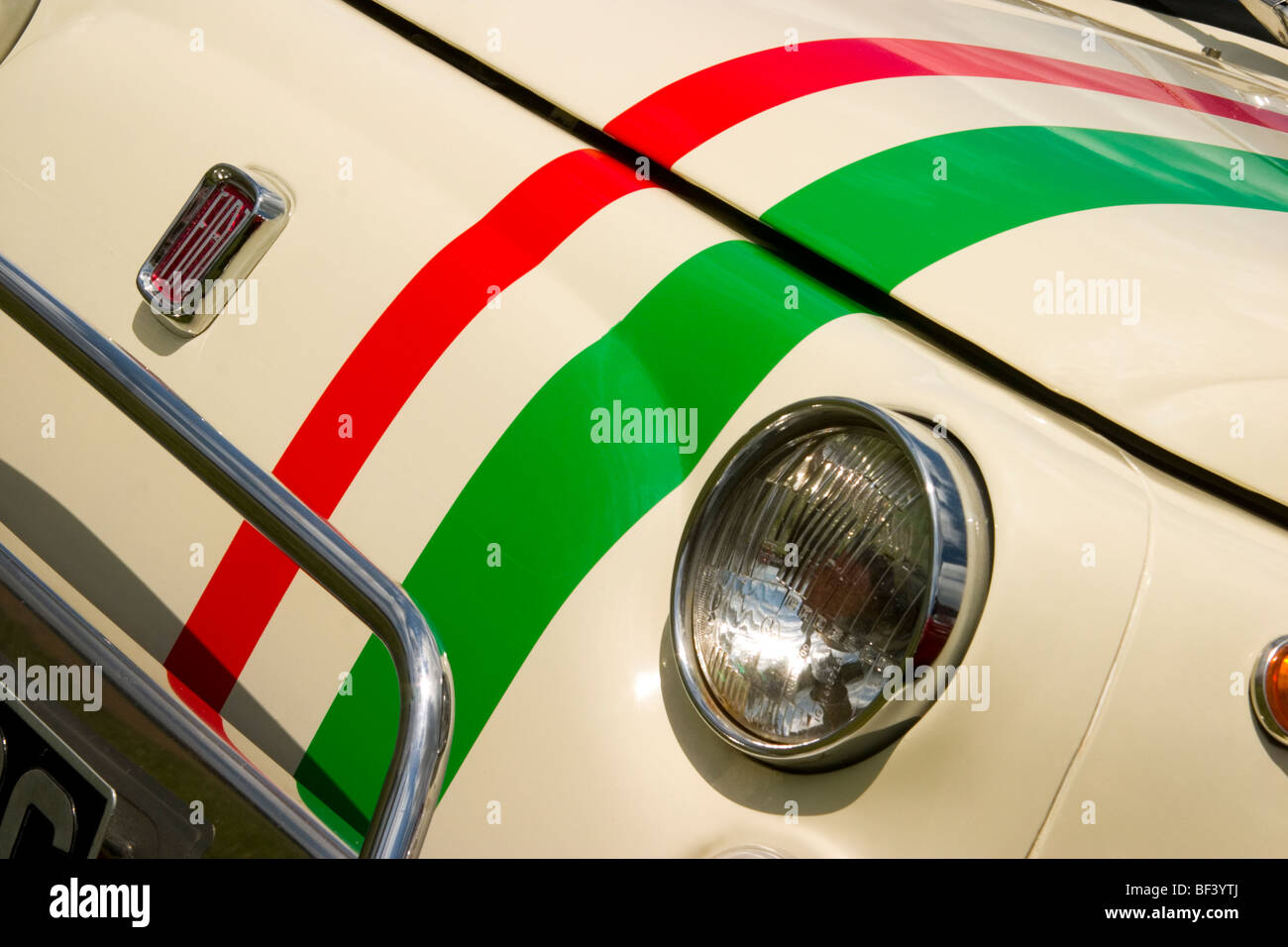 Le projecteur et d'un insigne de Fiat 500 avec rayures Italien Banque D'Images