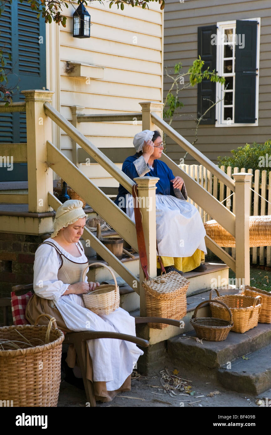 Des guides en costume d'en face d'une maison sur Duc de Gloucester Street (la rue principale), Colonial Williamsburg, Virginia, USA Banque D'Images