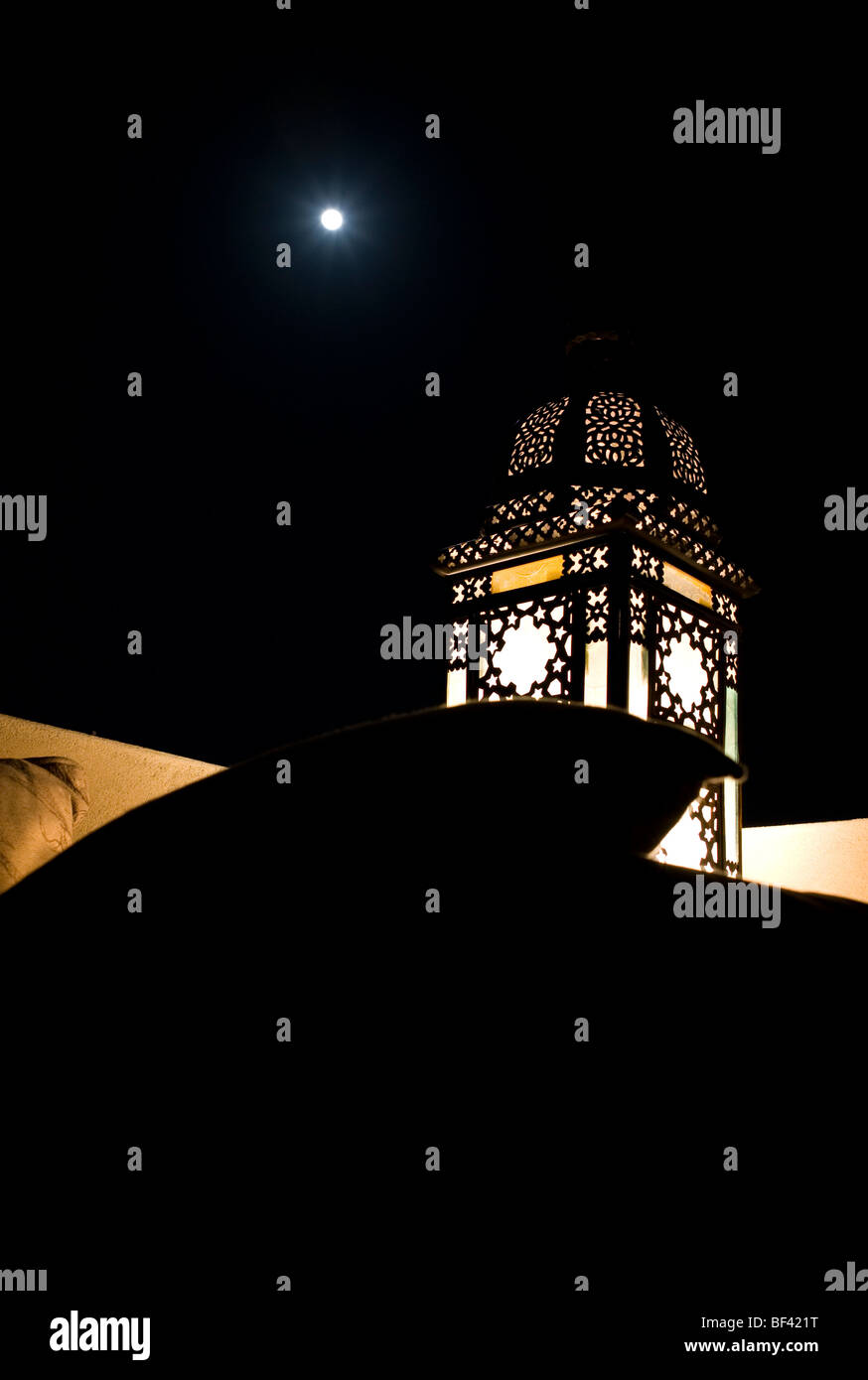 Arabian bougie de nuit avec un ciel clair, sombre et la lune en arrière-plan Banque D'Images