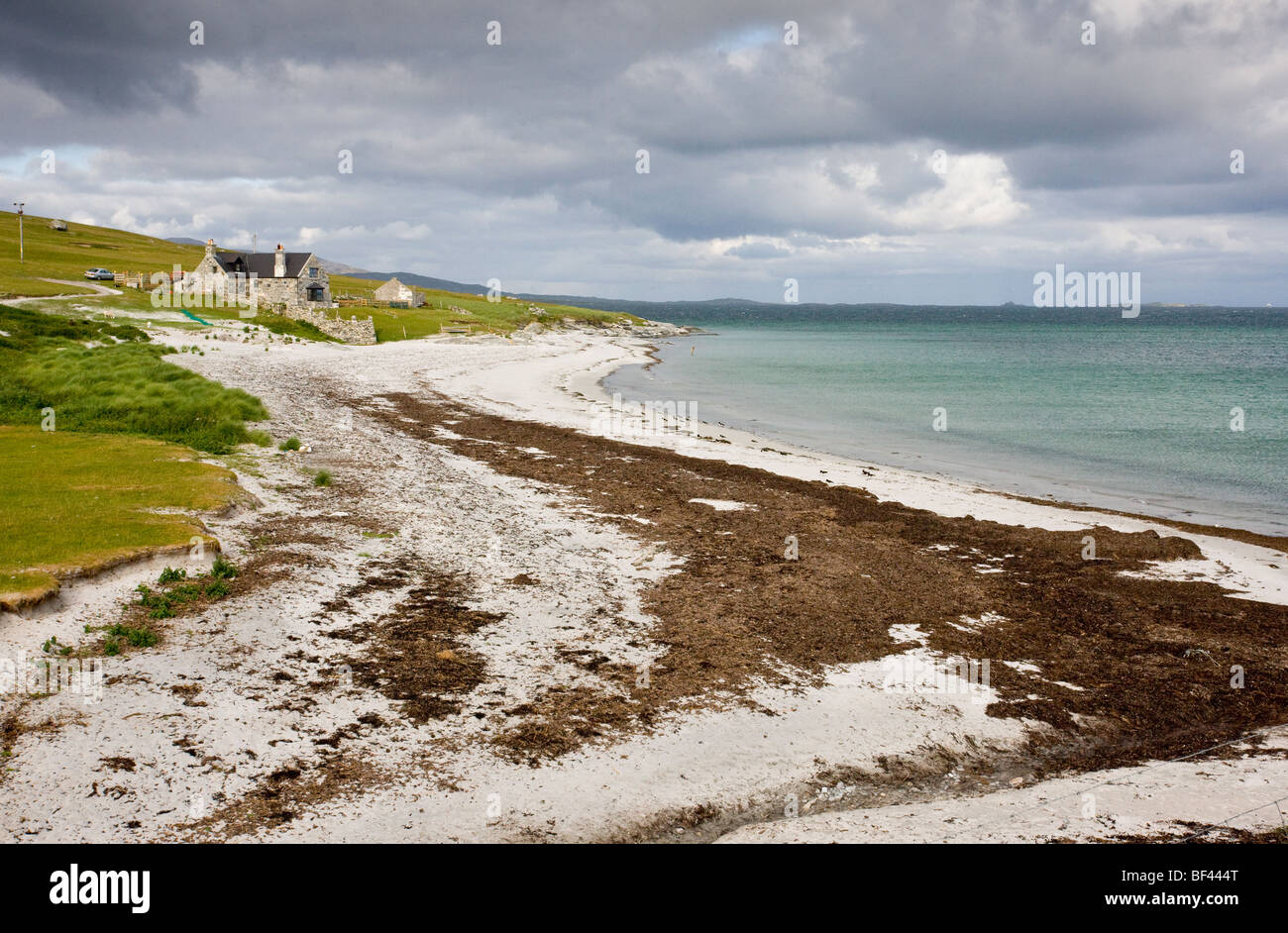 Plage de sable fin et croft sur Berneray (Bearnaraigh), avec le son de Harris au-delà des Hébrides extérieures, en Écosse ; Banque D'Images
