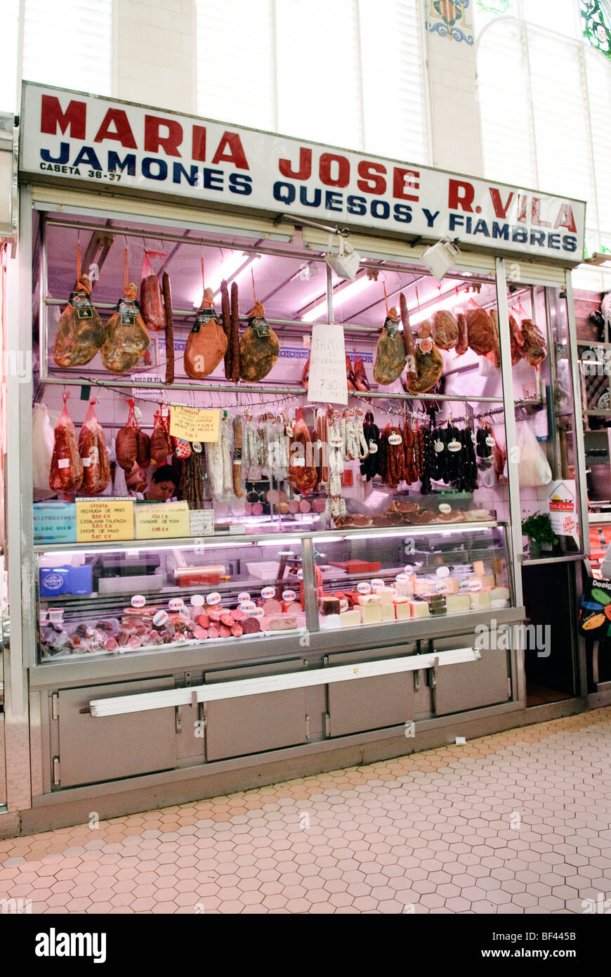 Vente calage air séché Jambon Serrano, fromage et charcuterie dans le marché central couvert, Mercado Central de Valence, Espagne Banque D'Images