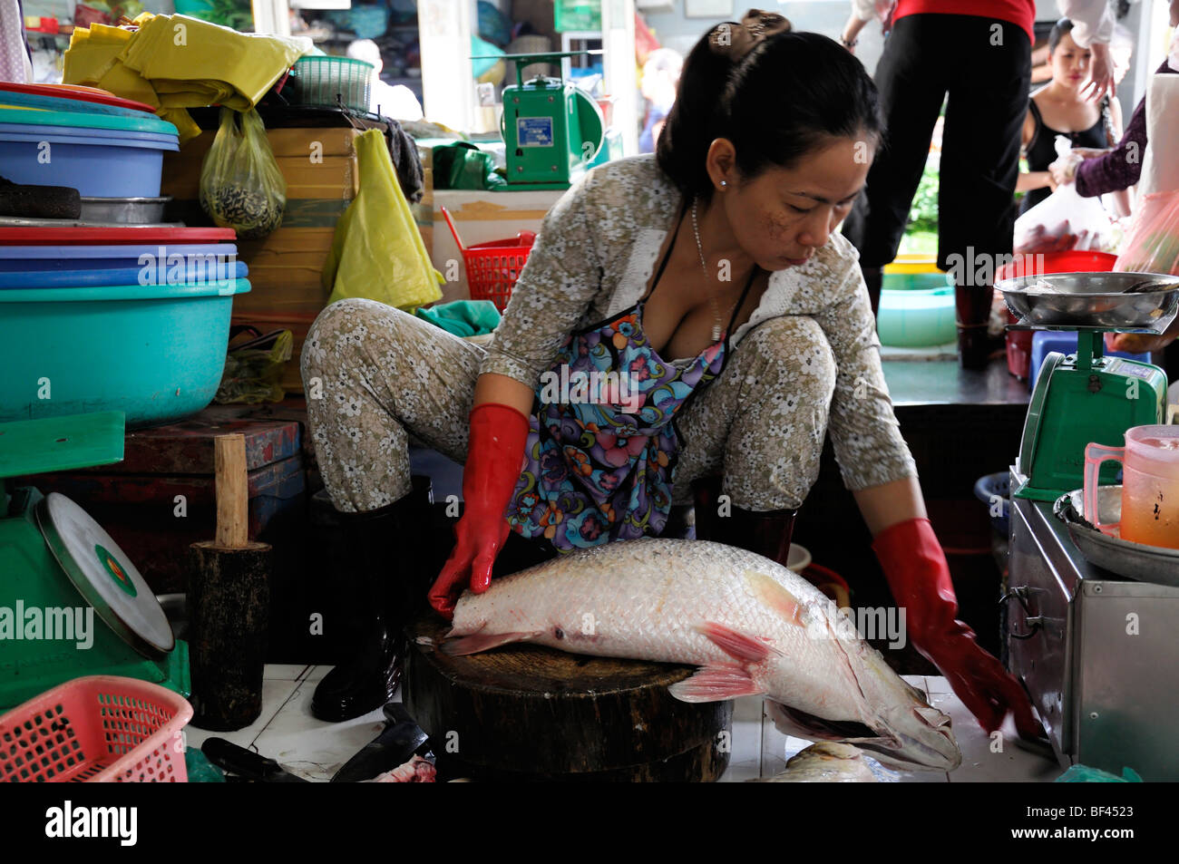 Femme Préparer Préparer les poissons produits à vendre dans le marché en plein air Ho chi minh City vietnam asie marché Ben Thanh Banque D'Images
