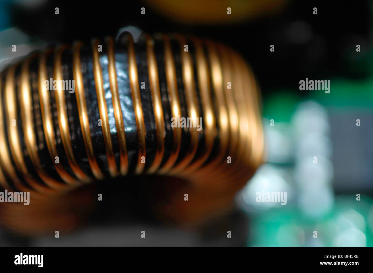 Macro close-up de l'électronique. Cette image illustre un inducteur ou un transformateur est formée sur un tore dans un circuit imprimé. Banque D'Images