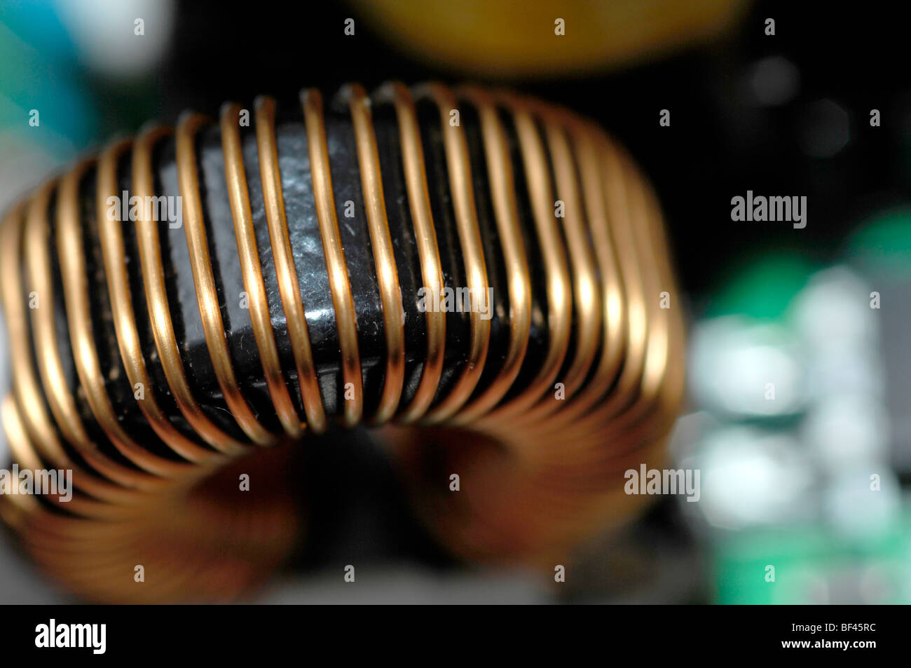 Macro close-up de l'électronique. Cette image illustre un inducteur ou un transformateur est formée sur un tore dans un circuit imprimé. Banque D'Images
