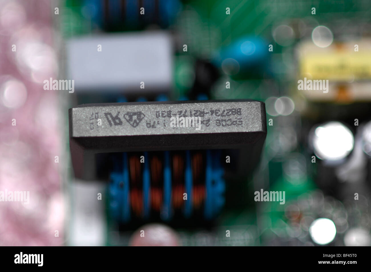 Macro close-up de l'électronique. Cette image illustre un inducteur ou un transformateur dans un circuit imprimé. Banque D'Images