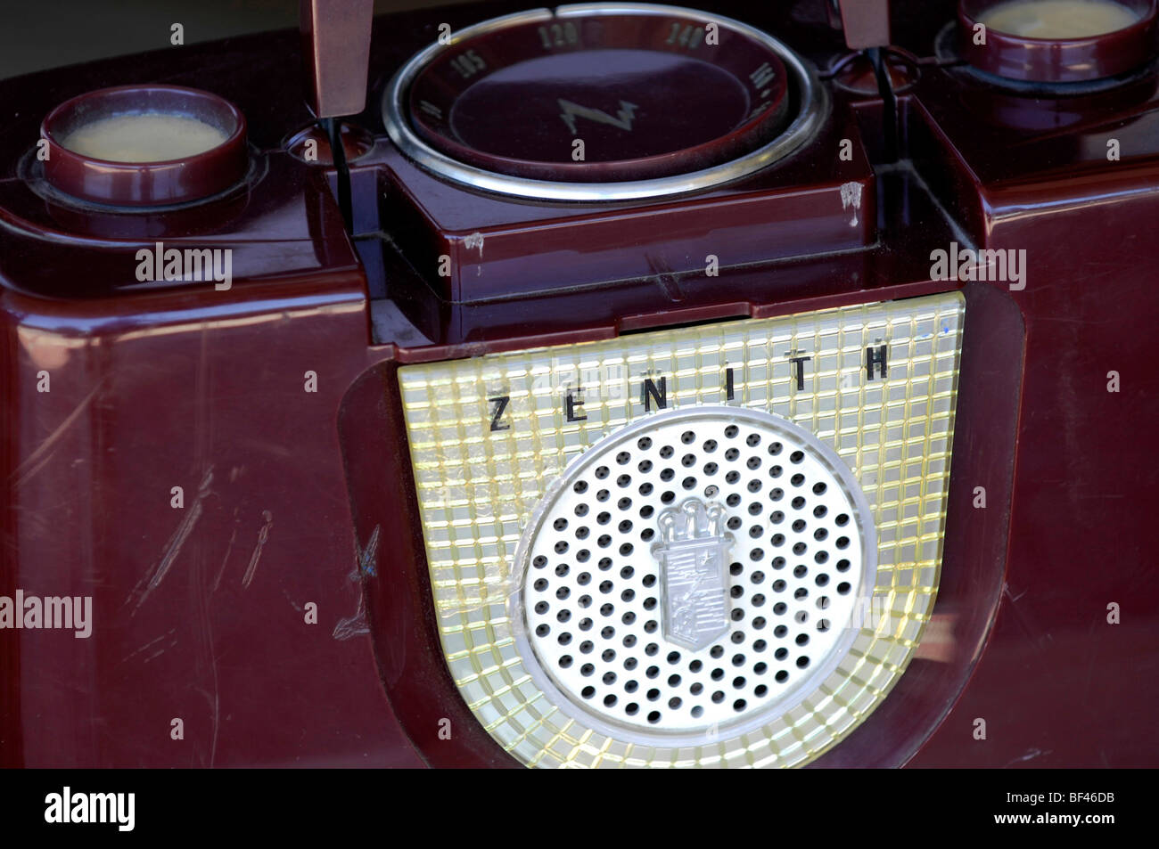 Antique vintage purple Zenith radio avec les rayures et les marques d'usure montrant des années d'utilisation. Banque D'Images