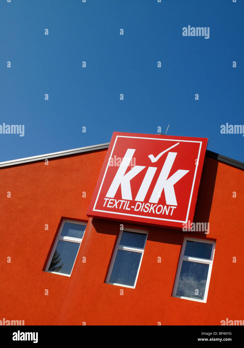 Un signe pour un magasin de vêtements discount Kik en Slovénie Photo Stock  - Alamy