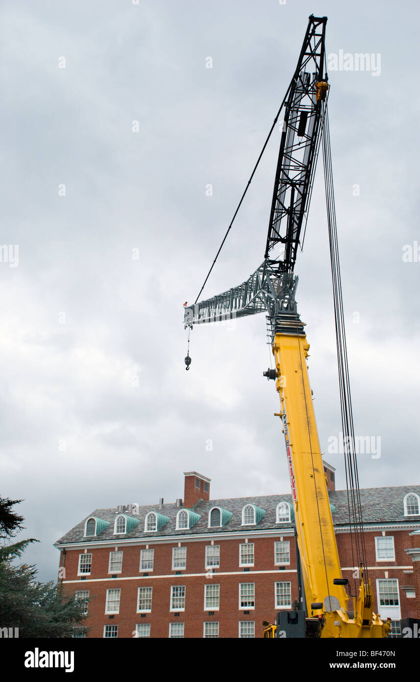 Une grue est inactive pendant le week-end à l'Université Johns Hopkins à Baltimore, Maryland. Banque D'Images