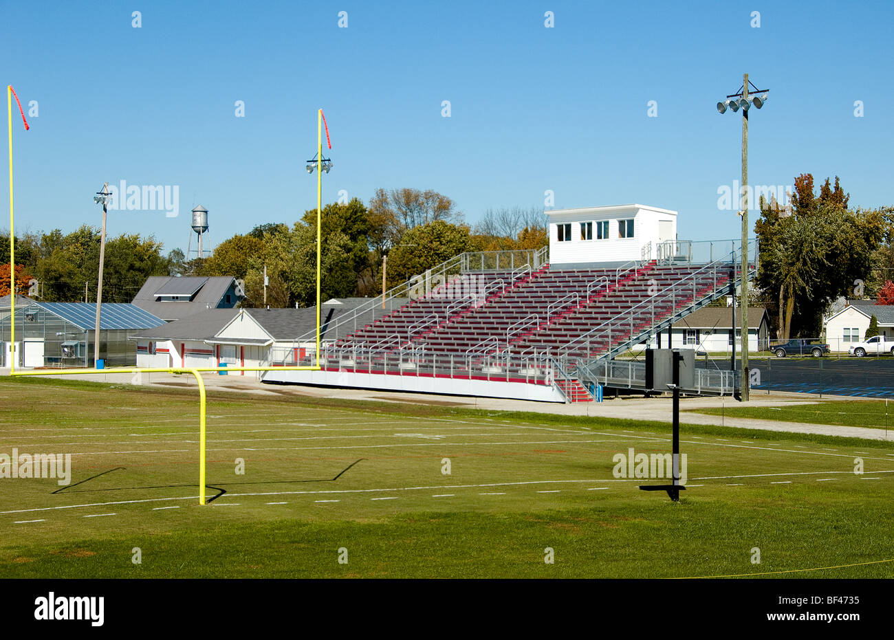 Un terrain de football de l'école secondaire classique dans les régions rurales. Banque D'Images