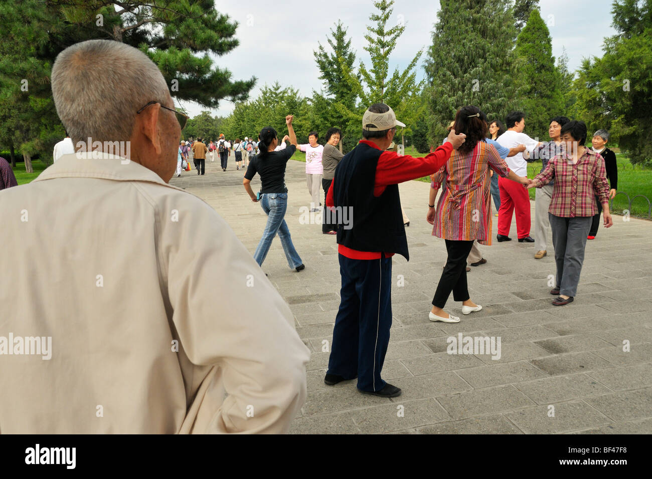 Dancing le dimanche matin dans le parc Tiantan Beijing, CN Banque D'Images
