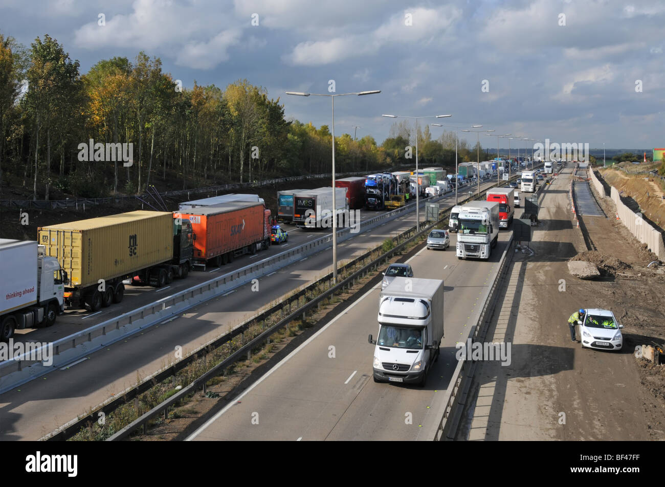 Embouteillage anti-horaire de la section des travaux routiers de l'autoroute M25 en raison d'un accident de génie civil voie de travail élargissement fermée Essex Angleterre Royaume-Uni Banque D'Images