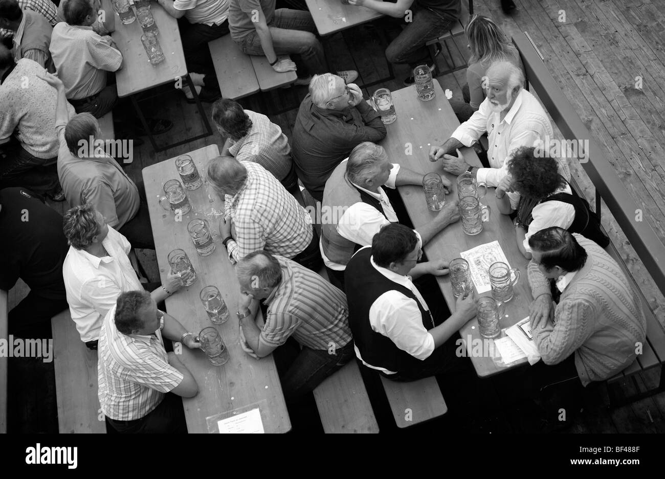 À une table d'alcool lors de la fête de la bière Oktoberfest à Munich dans le sud de l'Allemagne Banque D'Images