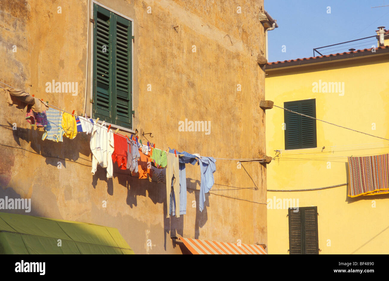 Blanchisserie, étendoir, logements, Rio Marina, l'île d'Elbe, Toscane, Italie Banque D'Images