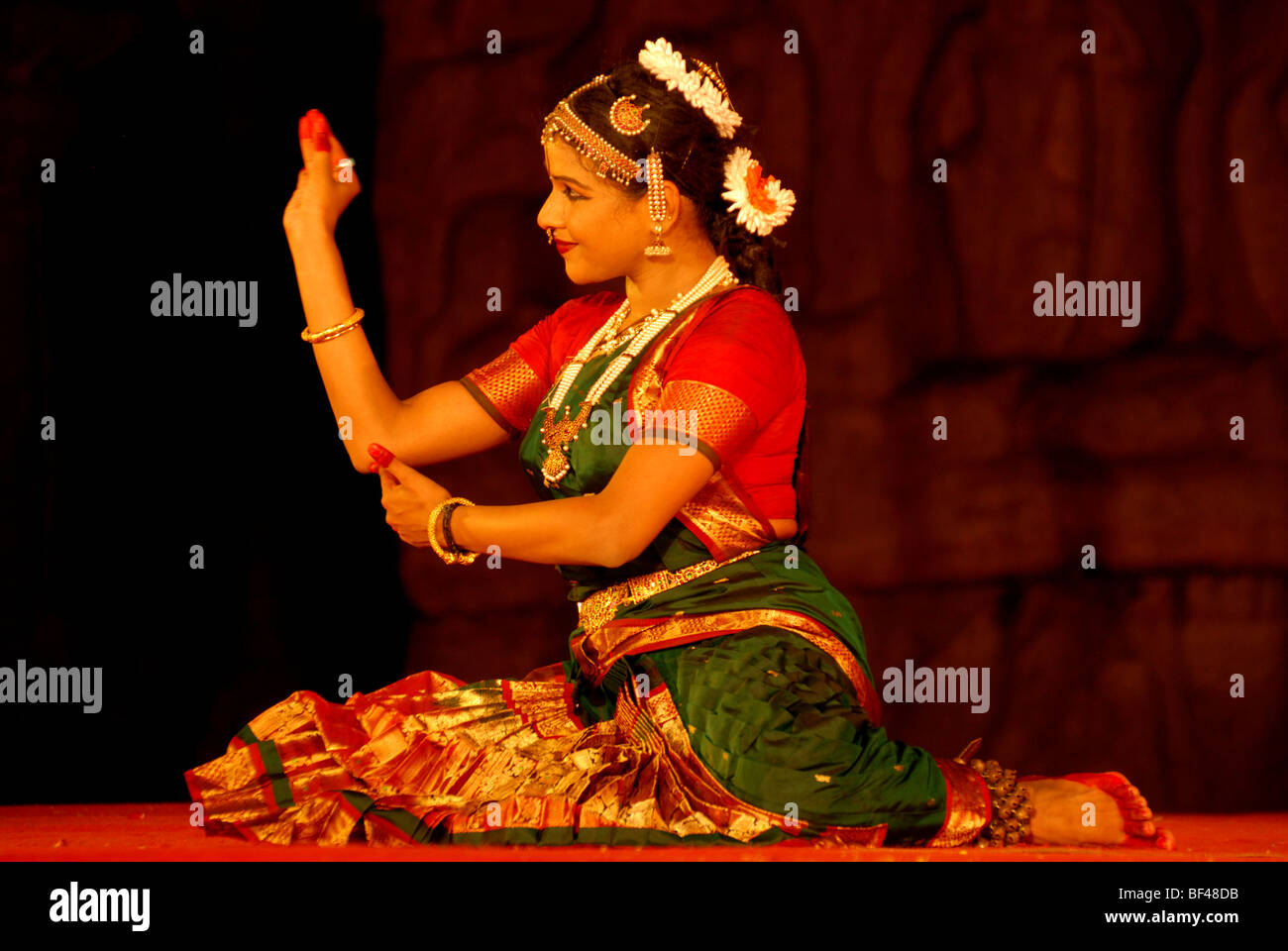 Une danseuse de bharatanatyam indien au cours d'un festival de danse classique indienne dans Mahapalipuram,Tamil Nadu, Inde. Banque D'Images