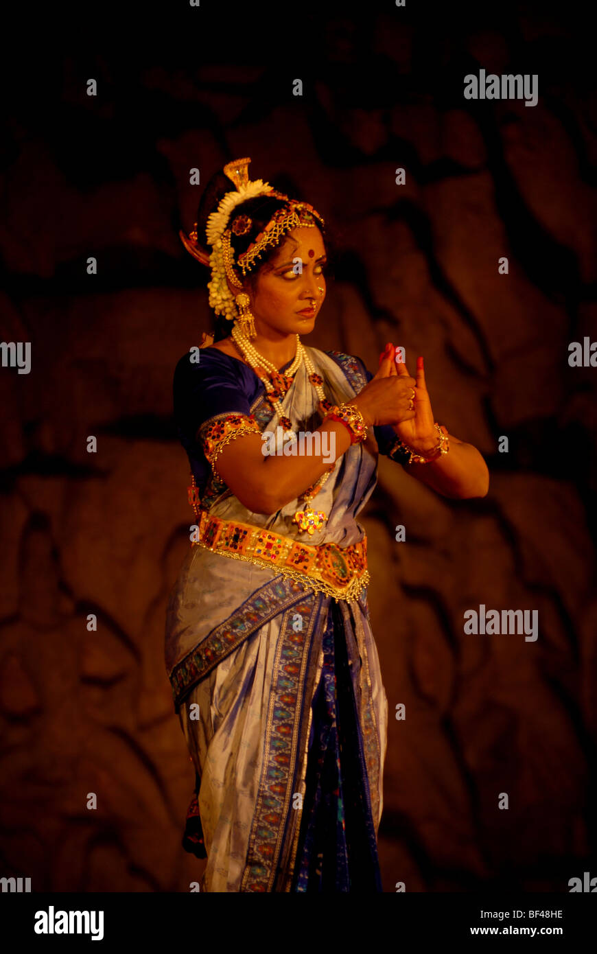 Une danseuse de bharatanatyam indien au cours d'un festival de danse classique indienne dans Mahapalipuram,Tamil Nadu, Inde. Banque D'Images