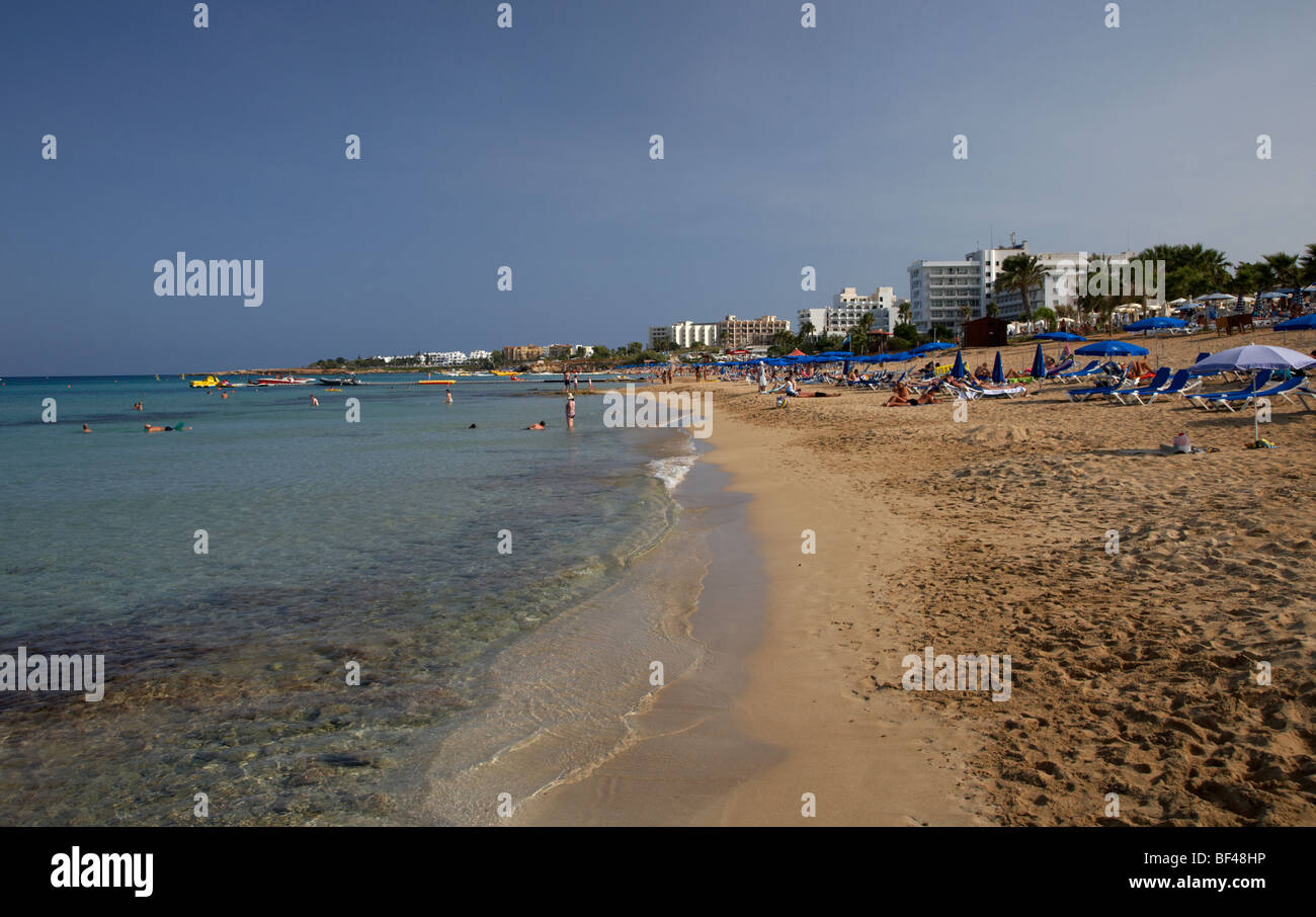 Plage avec des hôtels à baie du figuier protaras république de Chypre Europe Banque D'Images