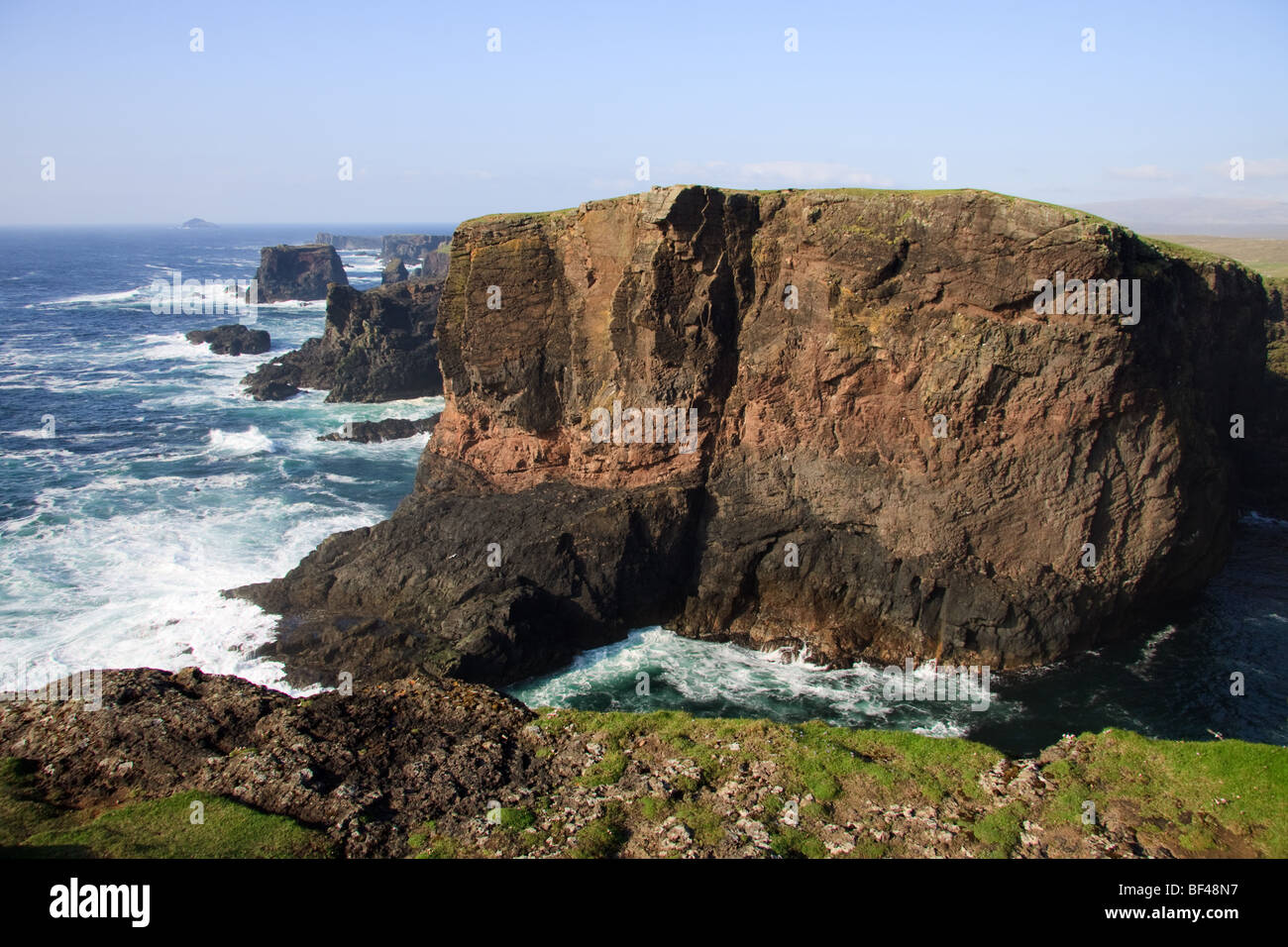La roche volcanique à Eshaness, Îles Shetland Banque D'Images