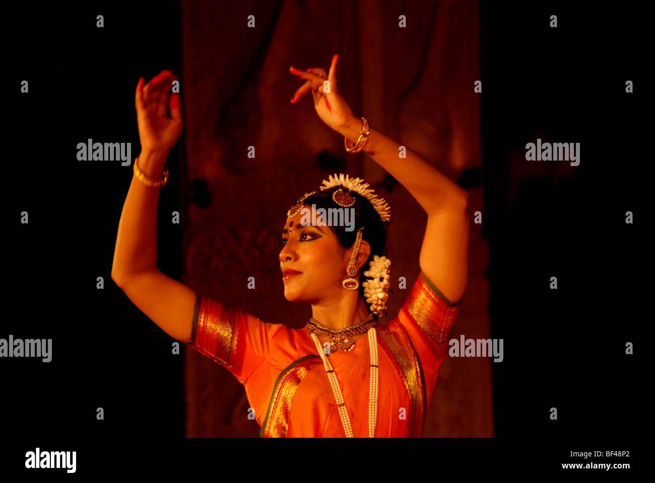 Une danseuse de bharatanatyam indien au cours d'un festival de danse classique indienne dans Mahapalipuram,Tamil Nadu, Inde. Banque D'Images