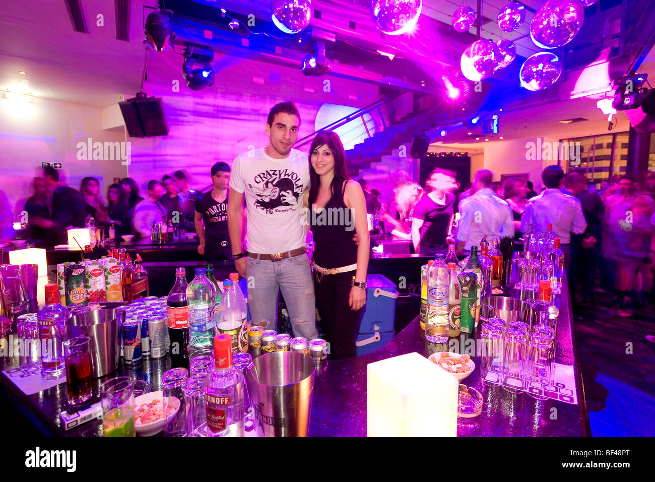 Discothèque branché Zoo, barman, Nicosie, Chypre, Grèce, Europe Banque D'Images