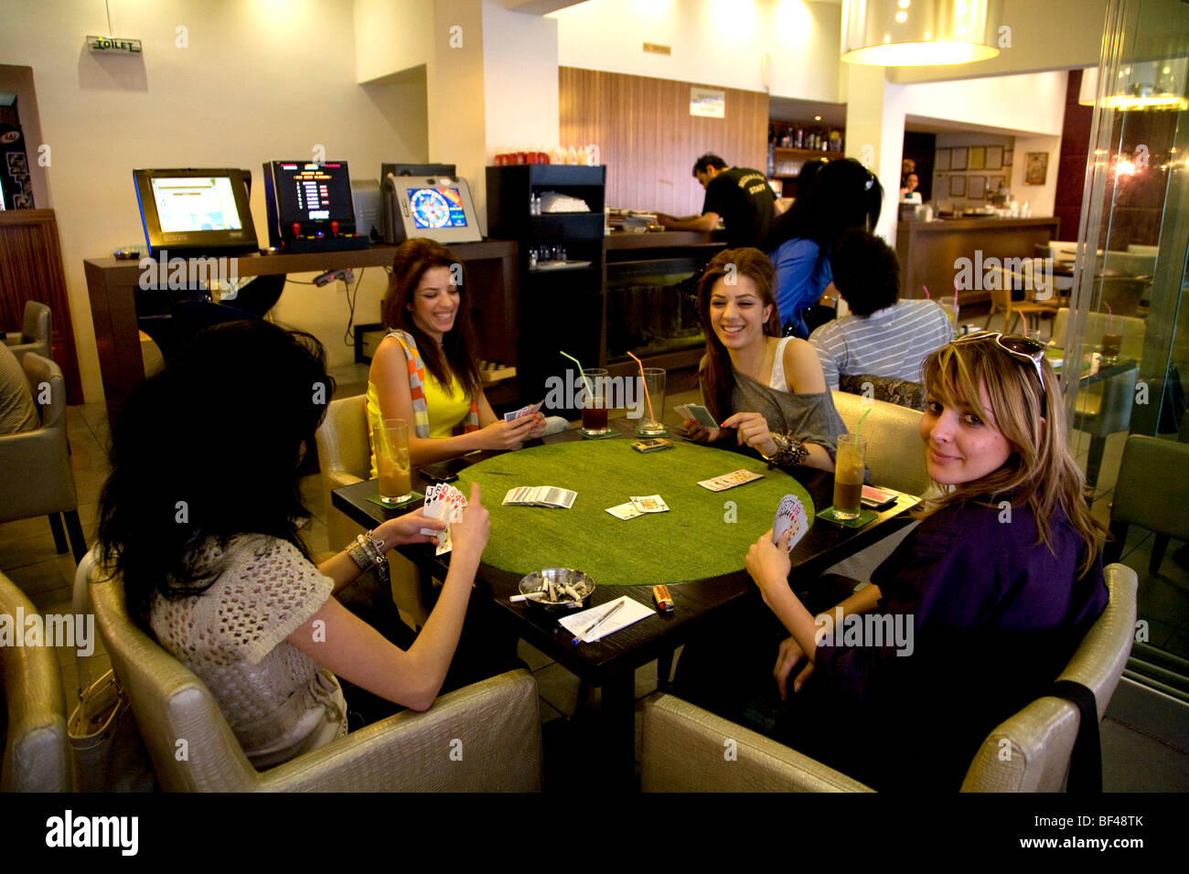 Medialuz Cafe, jeunes filles jouant le Mpirimpa jeu de carte, Paralimni, Chypre, Grèce, Europe Banque D'Images