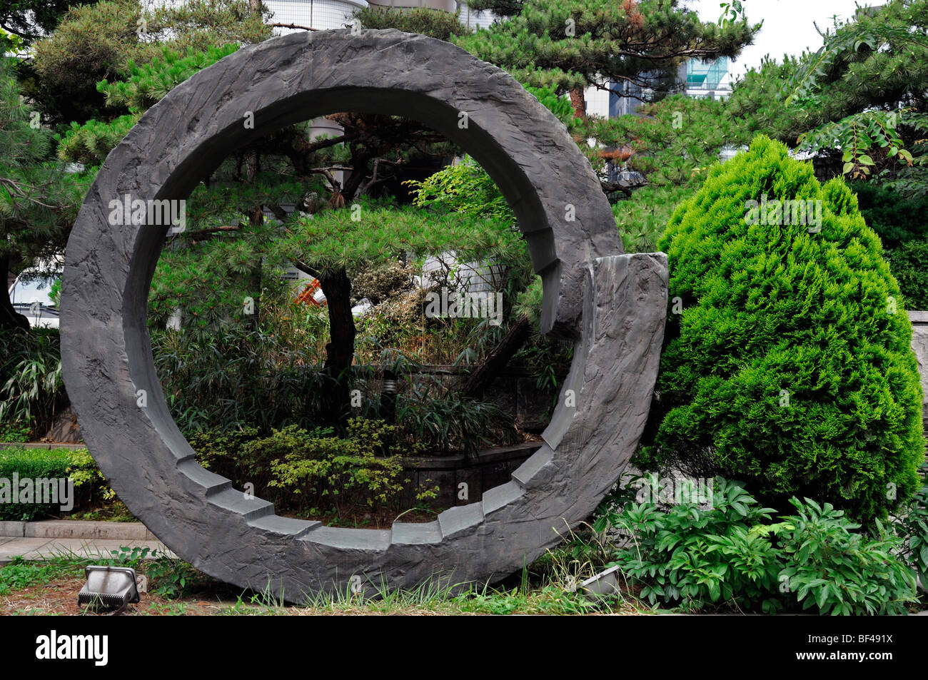 Grand cercle O arbres sculptés sculpture dong daegu corée du sud Banque D'Images