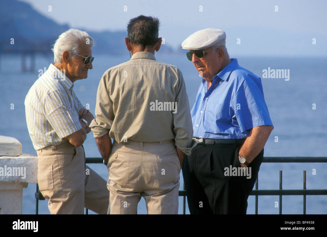 De vieux hommes, Rio Marina, l'île d'Elbe, Toscane, Italie Banque D'Images