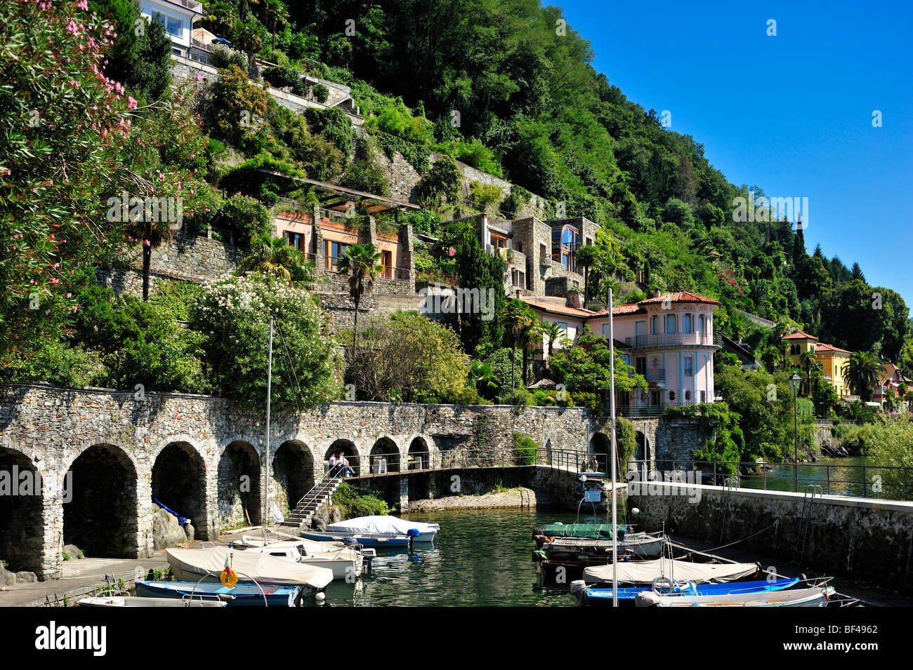 Port avec bateaux de pêche, le Lac Majeur, Cannero Riviera, Piedmont, Italy, Europe Banque D'Images