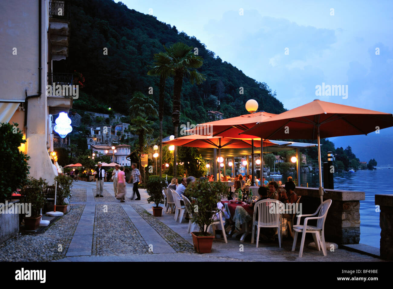 Promenade avec terrasses de restaurants, le Lac Majeur, Cannero Riviera, Piedmont, Italy, Europe Banque D'Images