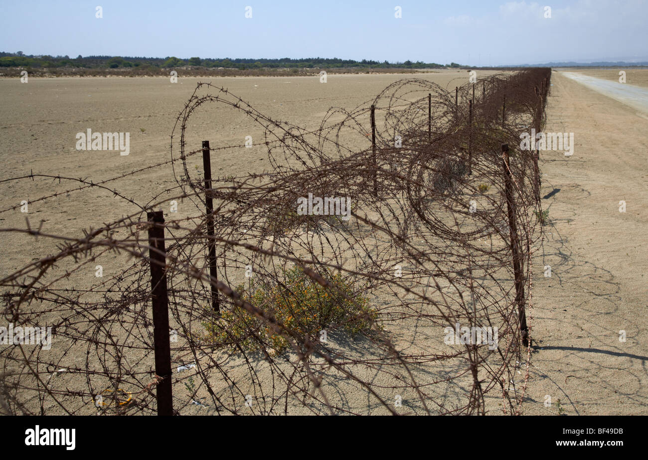 Clôture de barbelés rouillés sur l'Akrotiri Salt Flats de la limite de la zone de souveraineté de l'AAS dans la république de Chypre Banque D'Images